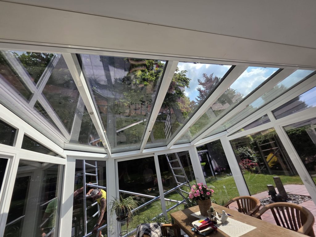 Het vervangen van beschadigde dakbeglazing verloopt meestal in verschillende stappen: Inspectie en offerte: Een specialist komt langs om de schade te beoordelen en een offerte op te maken voor de vervanging. Verwijderen van oude beglazing: De oude beschadigde glazenplaat wordt zorgvuldig verwijderd, vaak door het losmaken van bevestigingsprofielen of klemmen. Voorbereiden van de nieuwe beglazing: Het nieuwe glas wordt op maat gemaakt en eventueel voorzien van extra bescherming of isolatie. Installatie van het nieuwe glas: Het nieuwe dakglas wordt bevestigd volgens de juiste procedures, met aandacht voor waterdichtheid en isolatie. Afwerking en controle: De vakman controleert of alles goed vastzit en dat het dak waterdicht is.